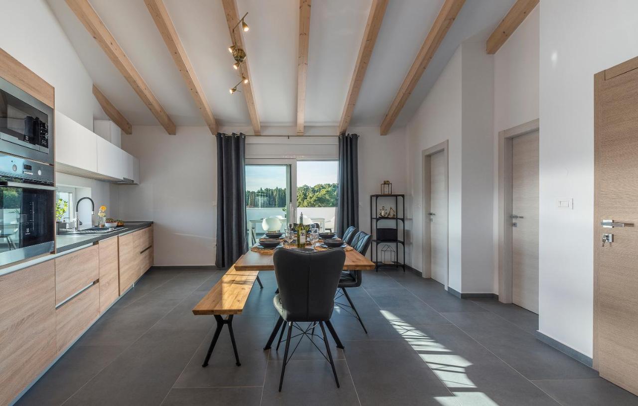 Apart Residence-Galant Ровінь Екстер'єр фото