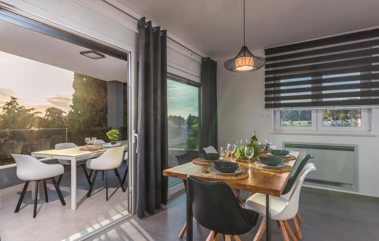 Apart Residence-Galant Ровінь Екстер'єр фото