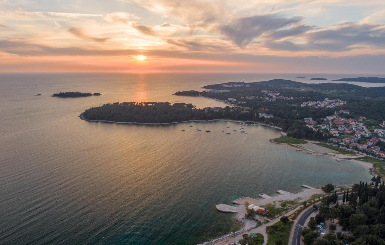 Apart Residence-Galant Ровінь Екстер'єр фото