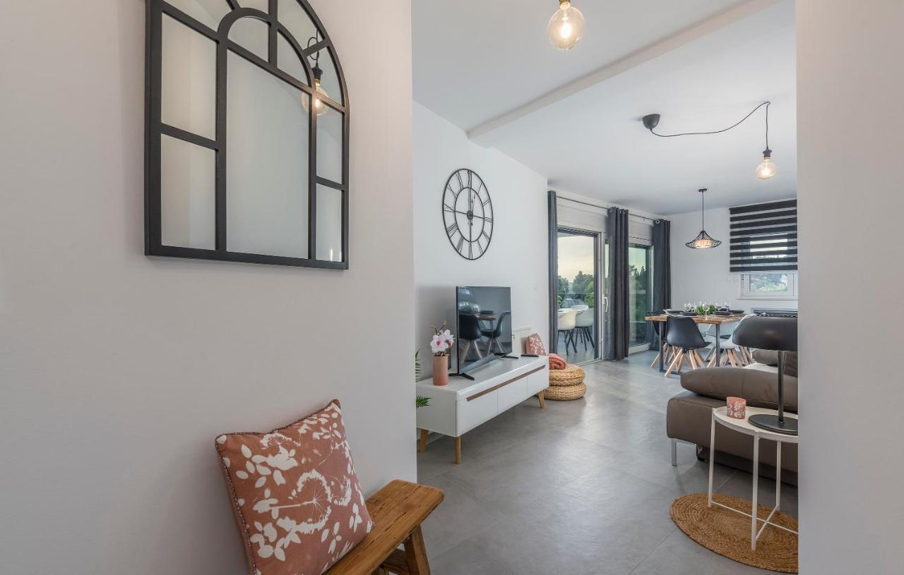 Apart Residence-Galant Ровінь Екстер'єр фото